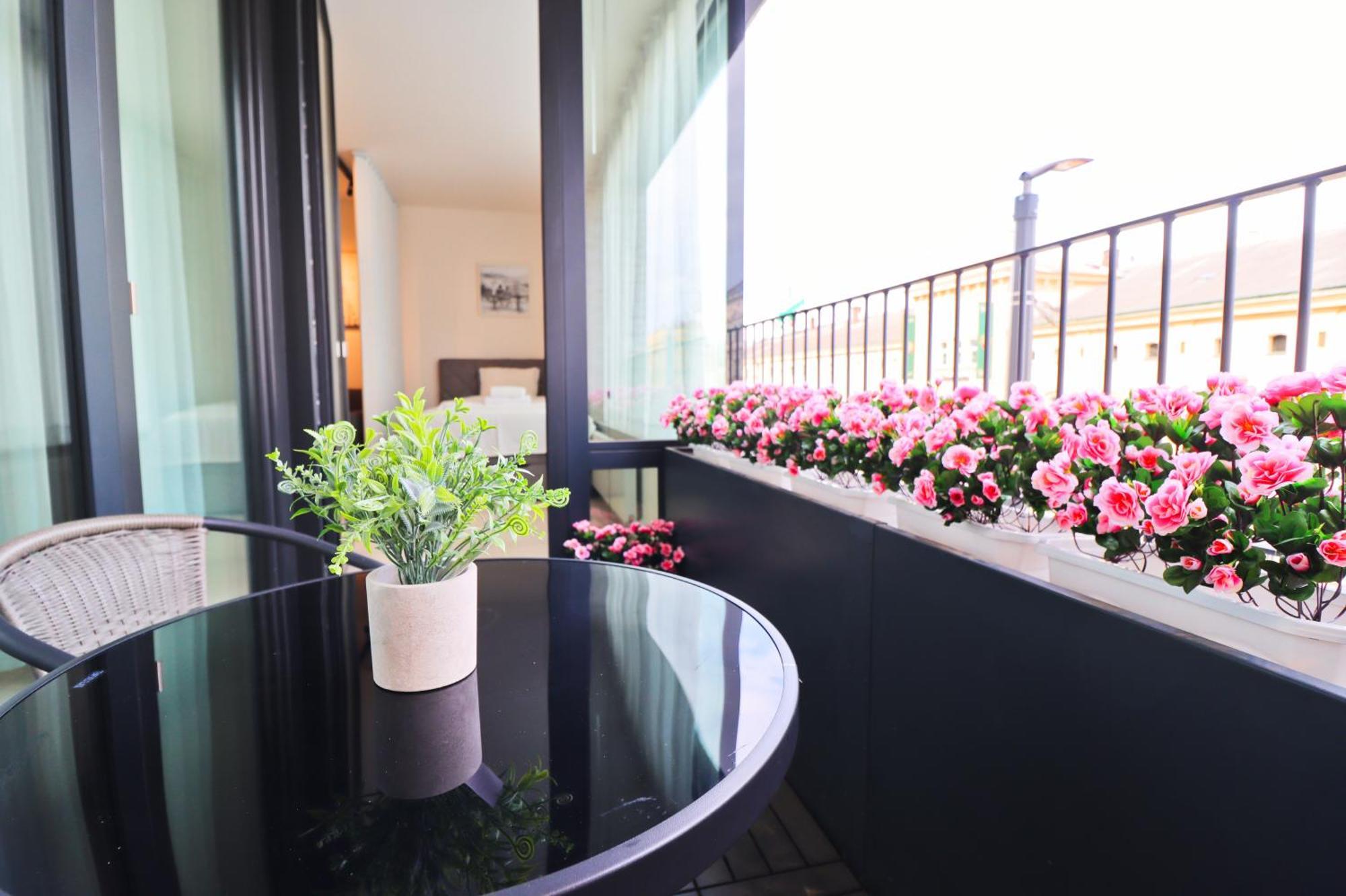 Sunny Apartment In Smichov, Prague 5 Exterior photo