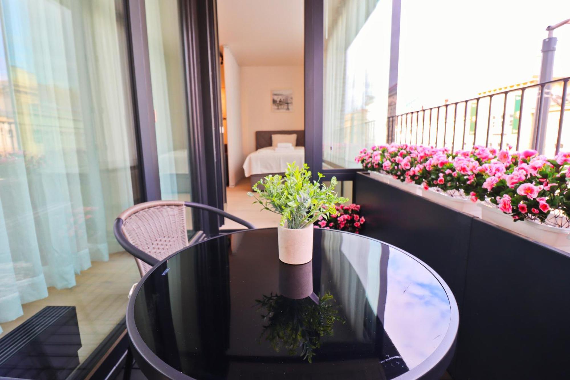 Sunny Apartment In Smichov, Prague 5 Exterior photo