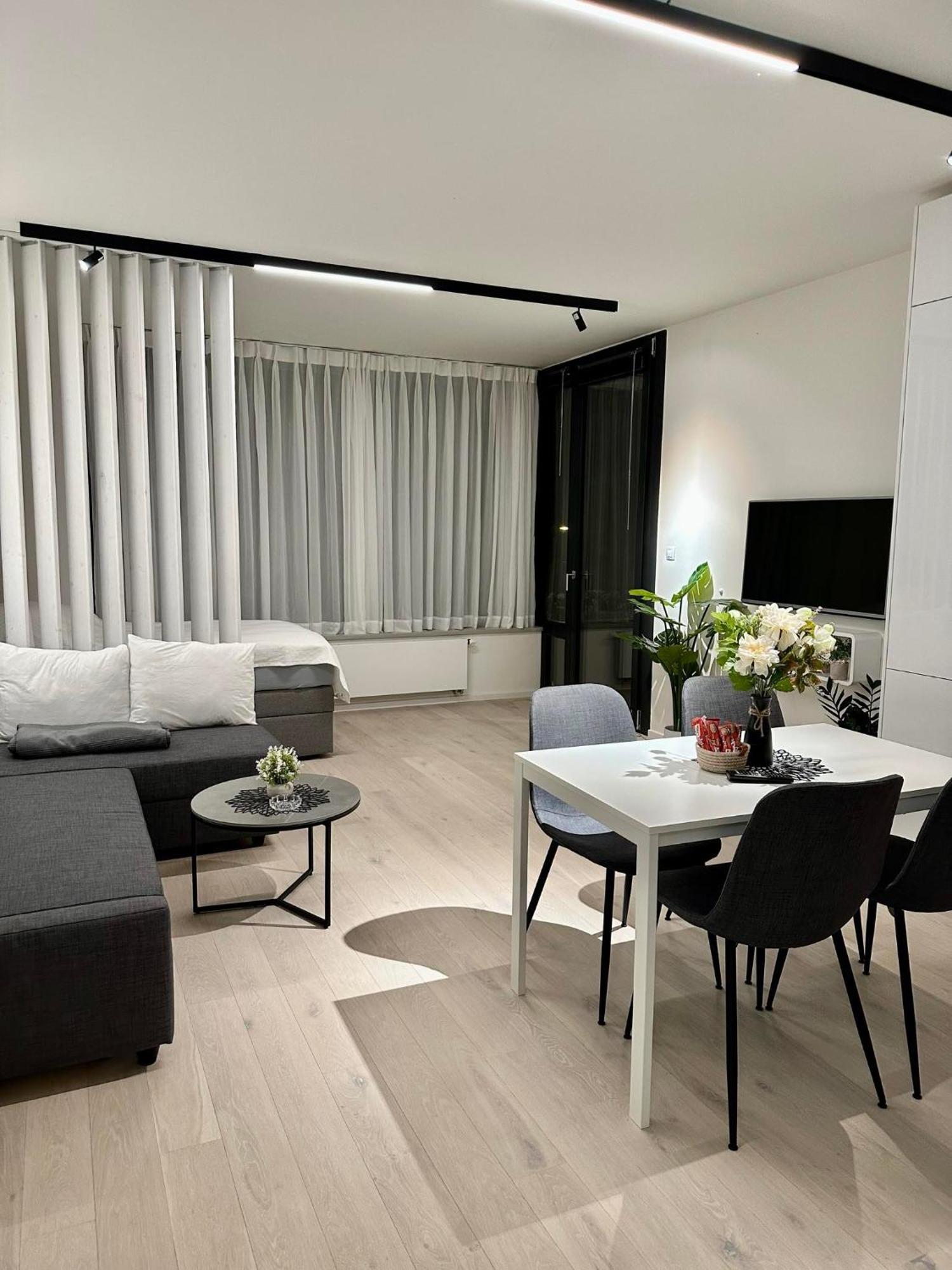 Sunny Apartment In Smichov, Prague 5 Exterior photo