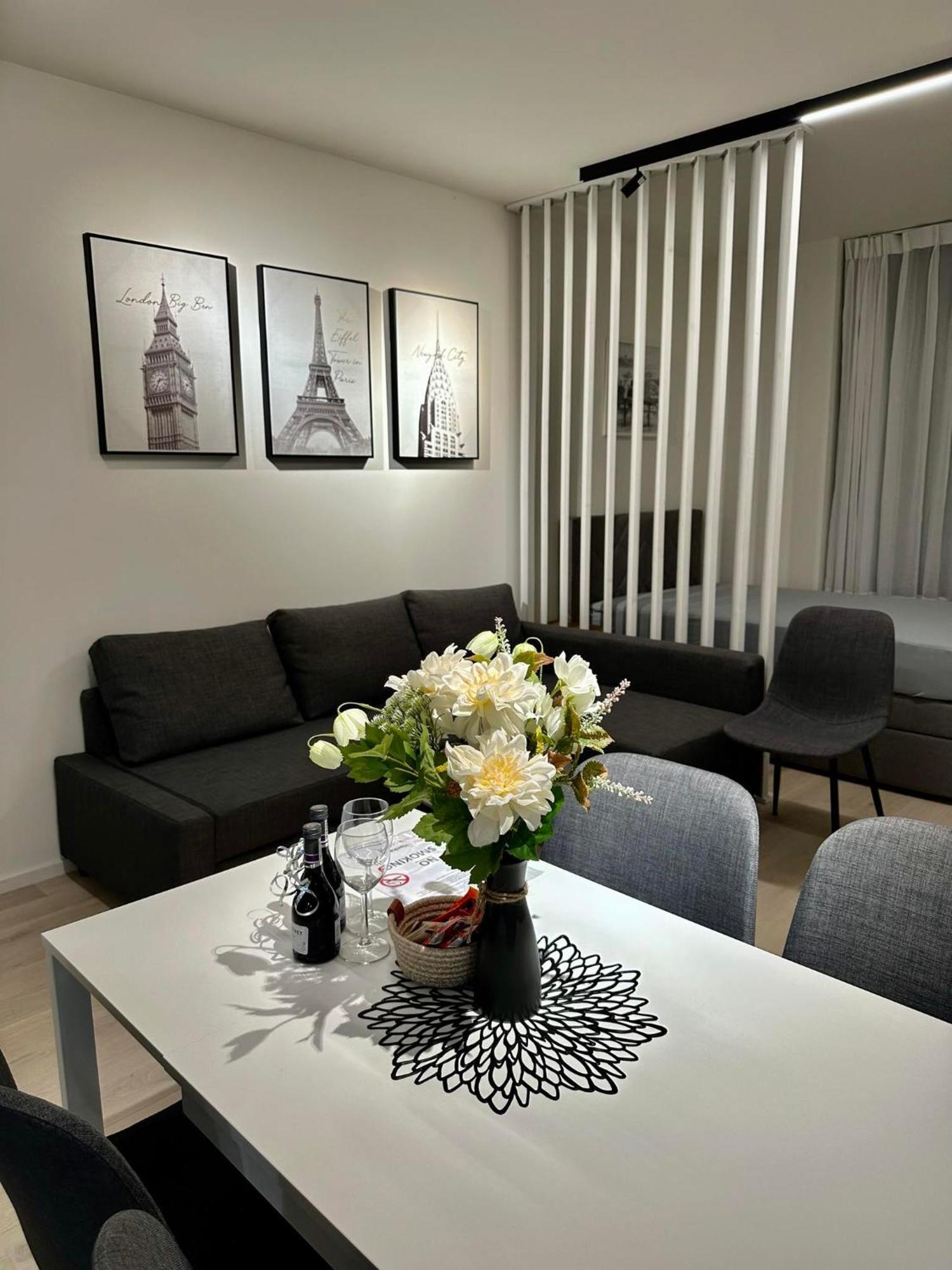 Sunny Apartment In Smichov, Prague 5 Exterior photo