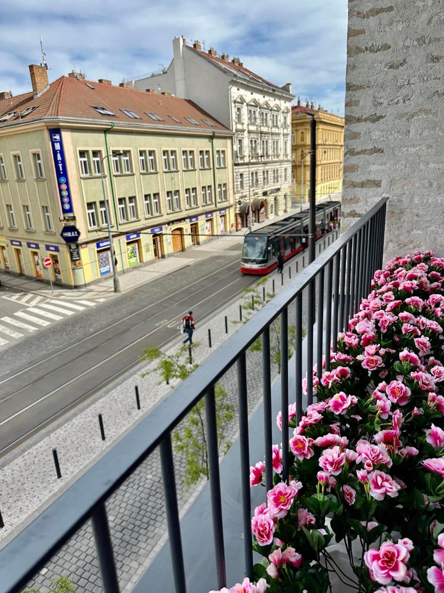 Sunny Apartment In Smichov, Prague 5 Exterior photo